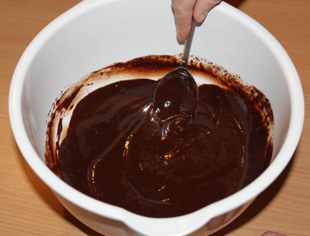 Chocolate ganache, how to frost the cake