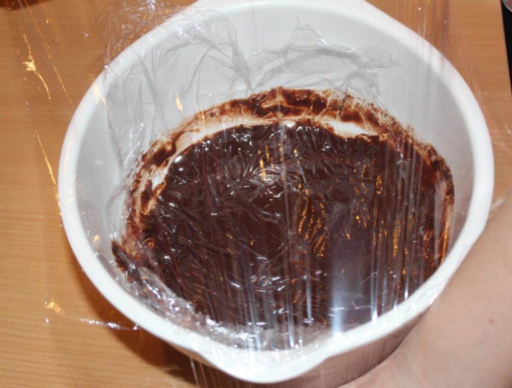 Chocolate ganache, how to frost the cake