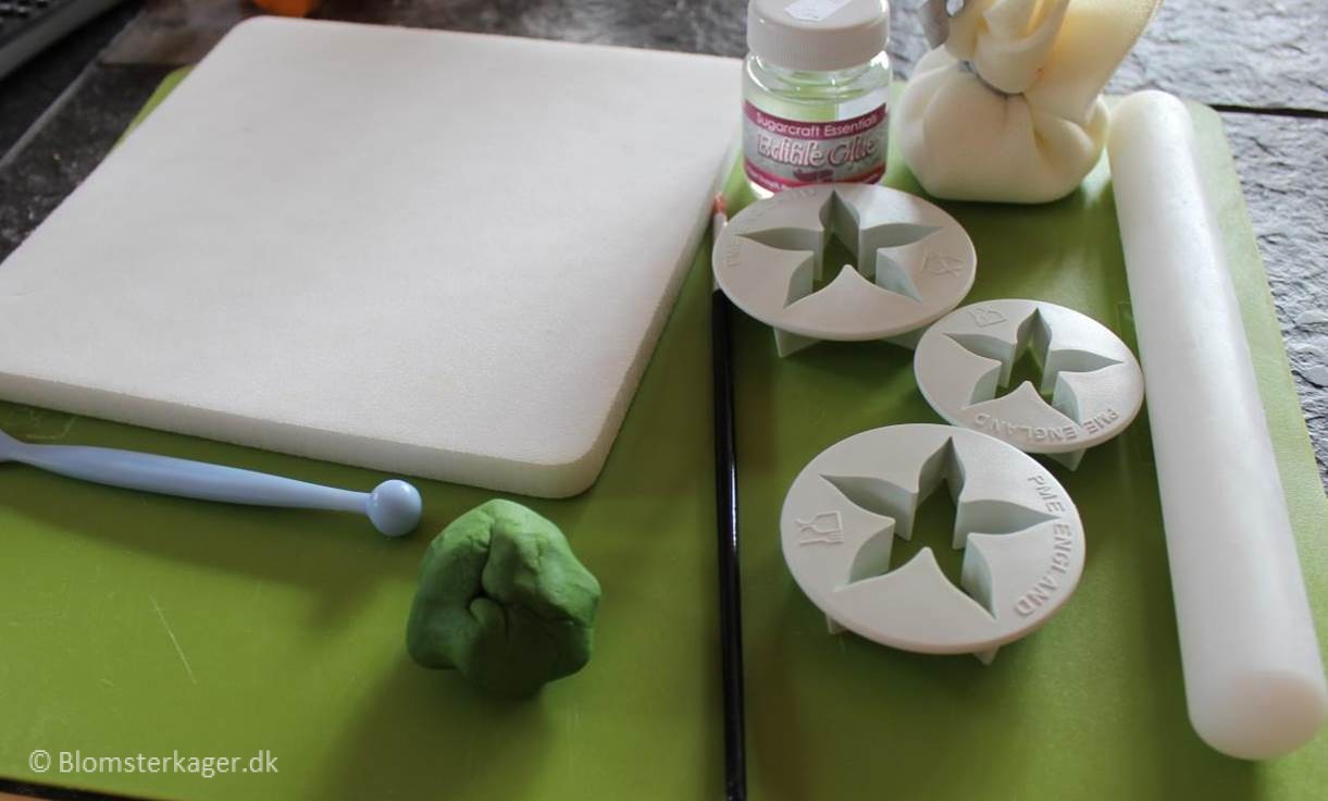 How to make edible glue  Perfect for fondant and gum paste work 