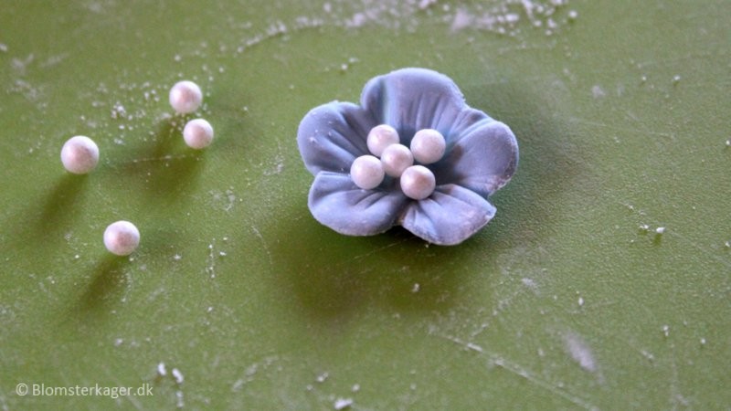 How to make miniature flowers for cupcakes - Karen's Sugar Flower Blog