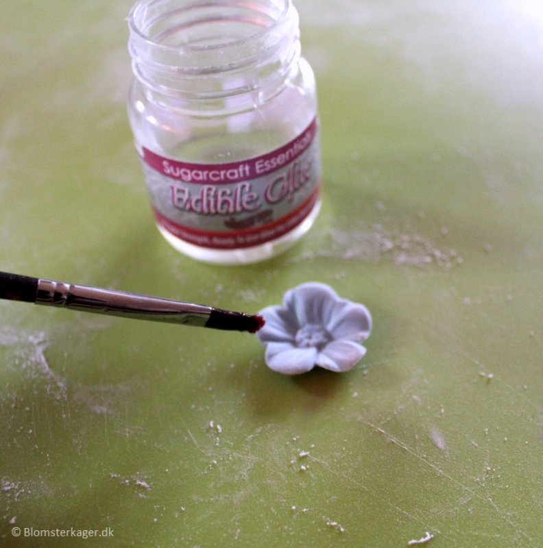 How to make miniature flowers for cupcakes - Karen's Sugar Flower Blog