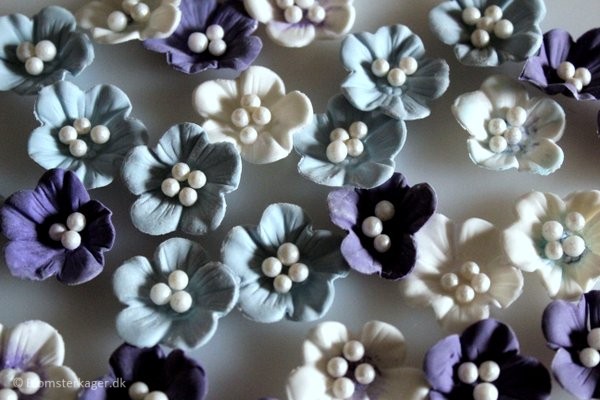 How to make miniature flowers for cupcakes - Karen's Sugar Flower Blog