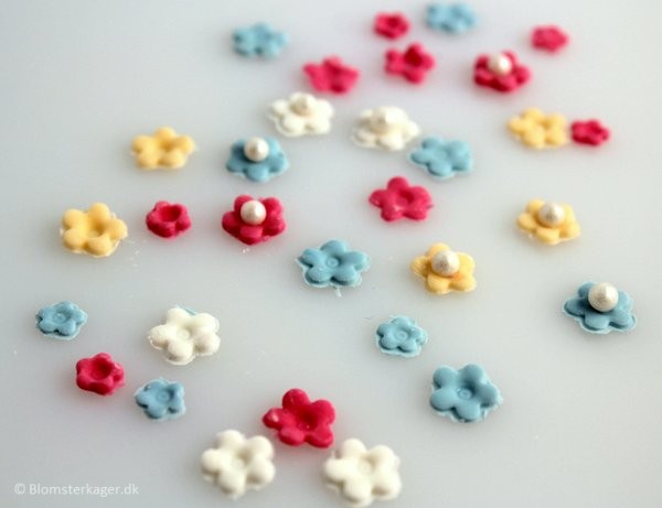 making miniature flowers