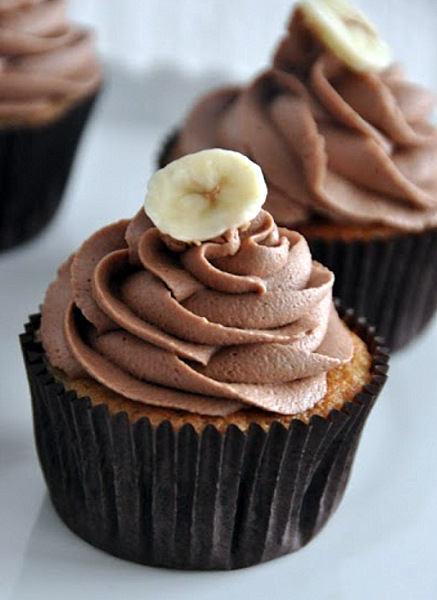 Relativ størrelse klimaks uendelig Banan cupcakes med chokoladestykker og chokoladesmørcreme - Blomsterkager